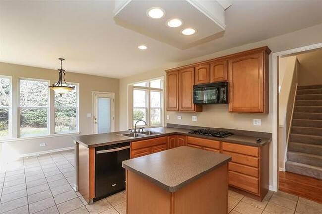 Building Photo - 530 Saratoga Circle