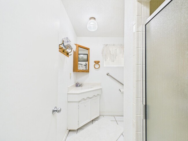 Building Photo - Quiet home in the central part of town