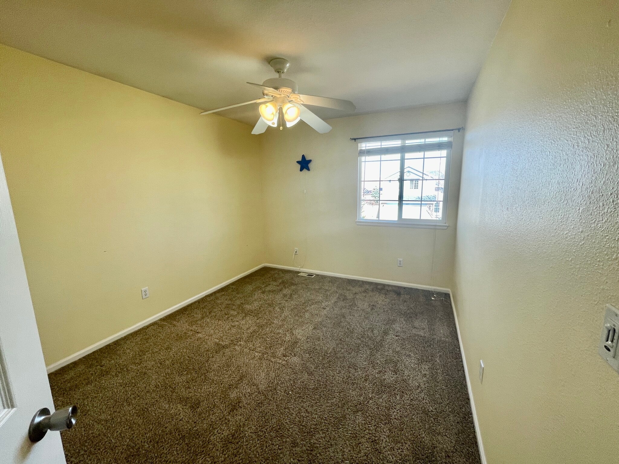 Building Photo - 1422 Hyacinth Way