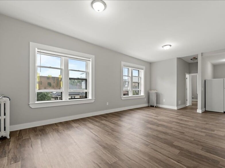 Interior Photo - 691 Seward