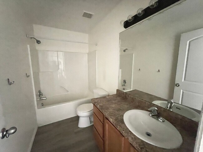 Building Photo - 4 bed 3 bath Townhome