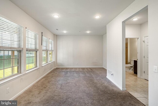 Building Photo - 33 Addison Ln