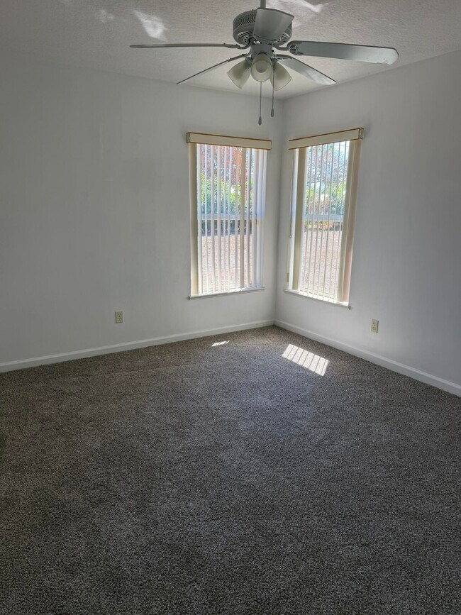 Building Photo - 137 SW Meade Cir