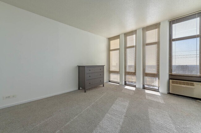 Building Photo - 6700 S South Shore Dr