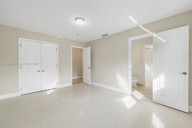 Building Photo - 633 Solar Isle Dr