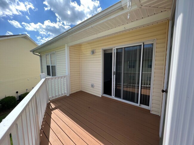 Building Photo - RENT SPECIAL! Updated Holten Place, top fl...