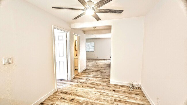 Building Photo - Gorgeous Remodeled 3bed 3bath 2 car garage...