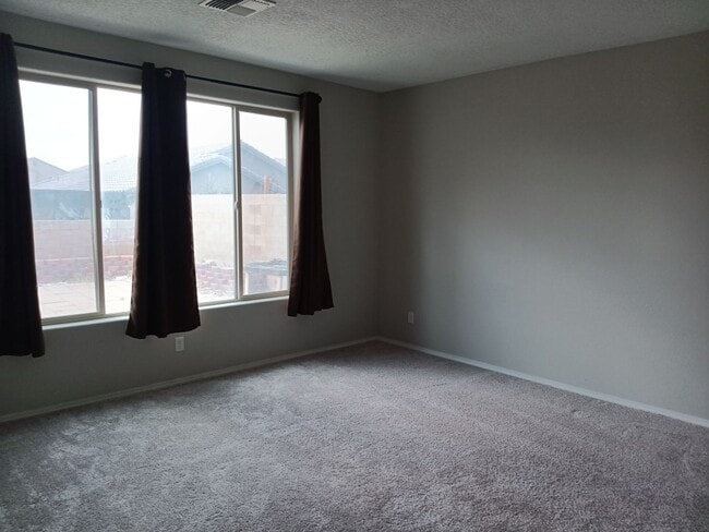 Building Photo - Spacious 4-bedroom, 2.5-bathroom home! Showings available NOW!