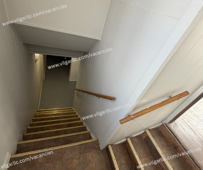 Building Photo - FOR RENT — SPACIOUS 3 BED / 2 BATH HOME