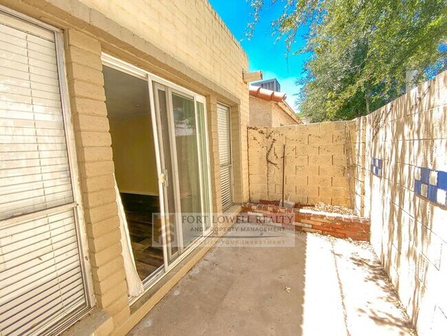 Building Photo - Super Charming 2 Bedroom 2 Bathroom Townhouse