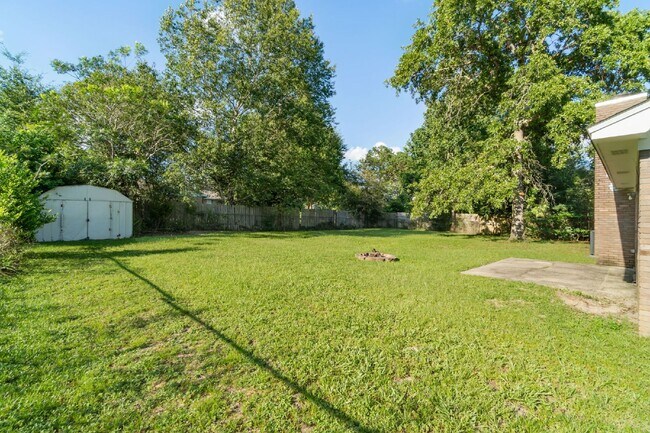 Building Photo - 502 Krest Dr