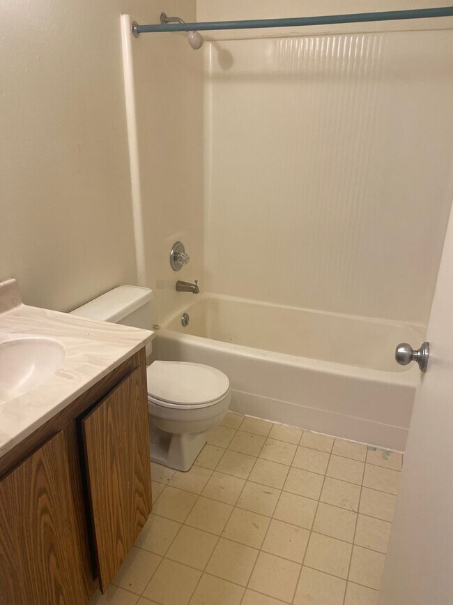 Building Photo - Two Bedroom, Two Bathroom Florida Rd Apt with Convenient Location!