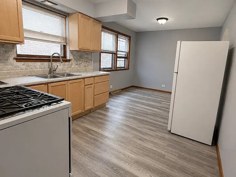 kitchen - 8113 S Exchange Ave