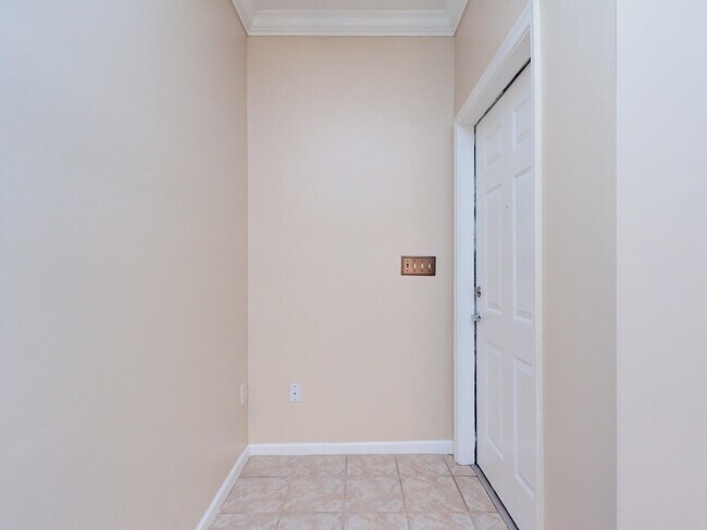 Building Photo - 5960 W Sample Rd