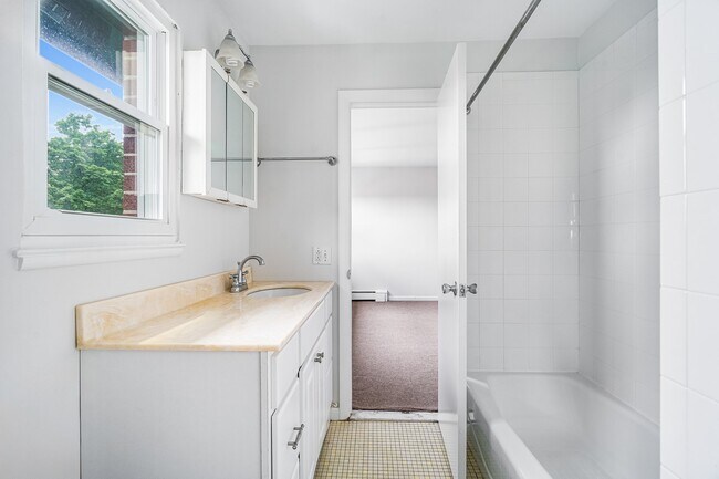 Building Photo - 18 Fairfield Ave