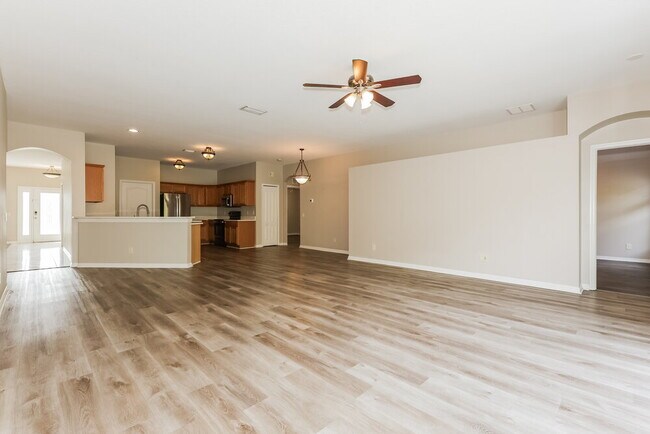 Building Photo - 10445 Meadow Spring Dr