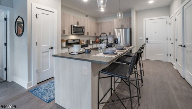 Building Photo - 100 Union St