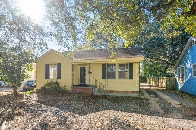 Primary Photo - 1630 College Dr