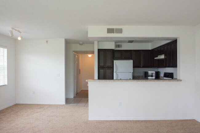 Building Photo - Second Floor Apartment with Balcony View! ...