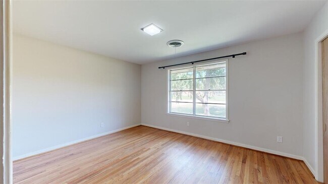 Building Photo - 203 W Brookside Dr