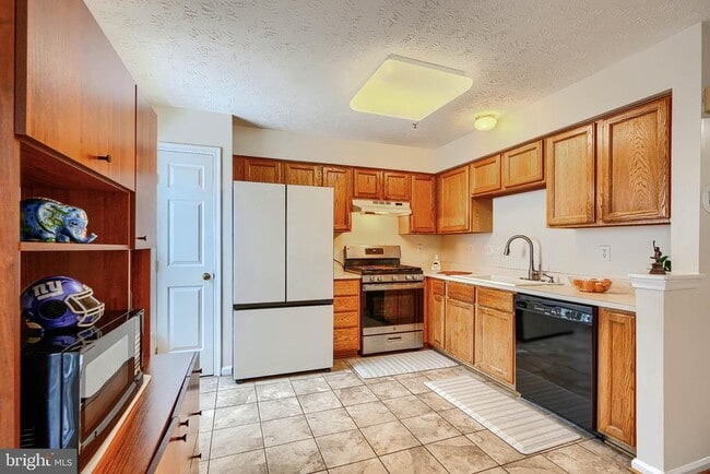 Building Photo - 10 Bluestem Ct