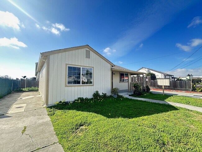 Building Photo - Ready For Move in~ 2BEDS/1BATH HOUSE FOR RENT W/Laundry Hook-Ups!