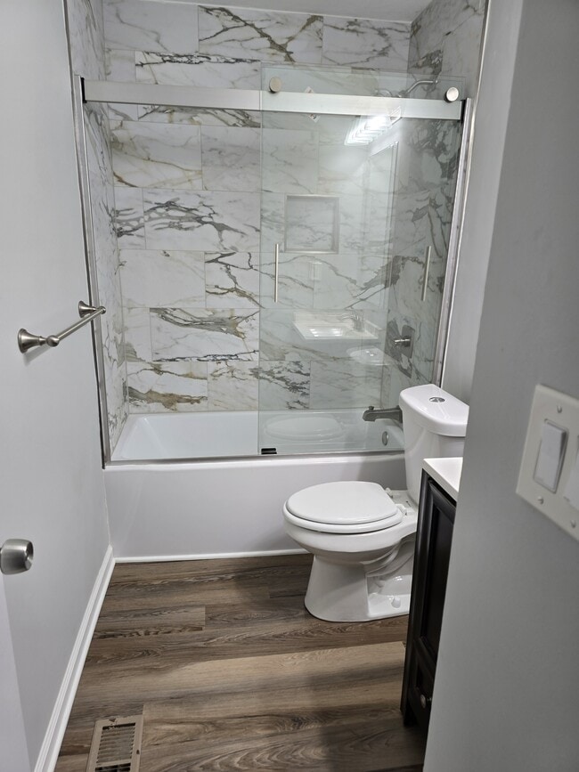Full Bathroom - 1584 Boles Pl