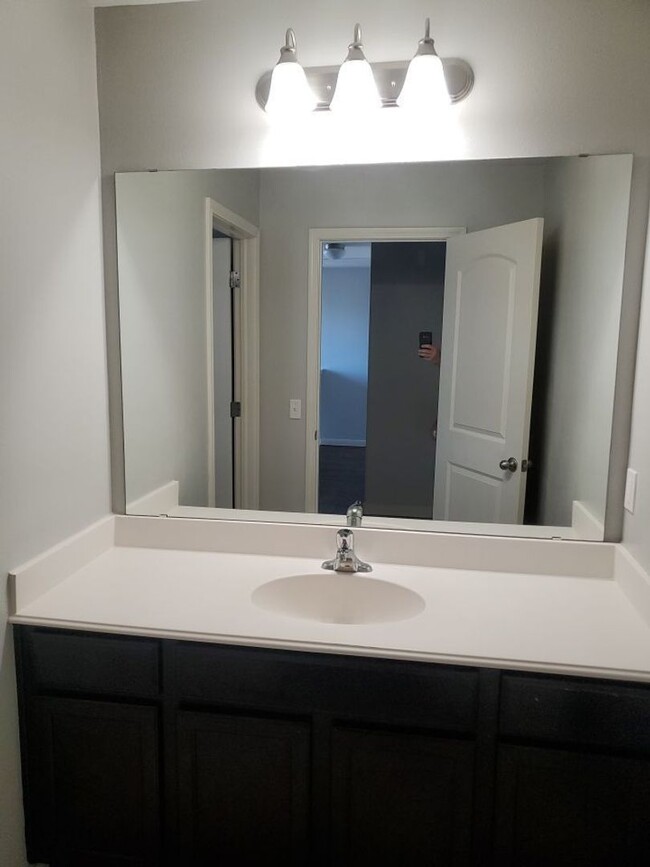 Building Photo - 4 bedrooms/2.5 bath over 2,000 square feet
