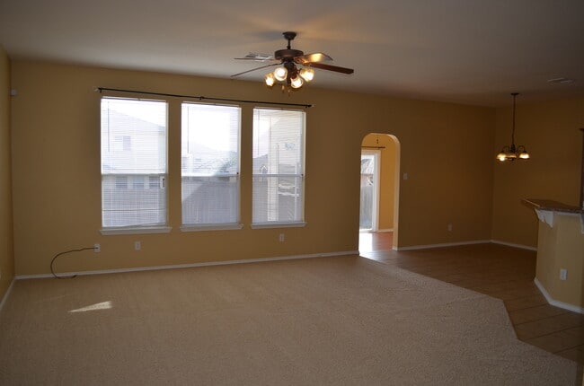 Building Photo - HUGE 5 BEDROOM HOME IN SAVANNAH HEIGHTS!