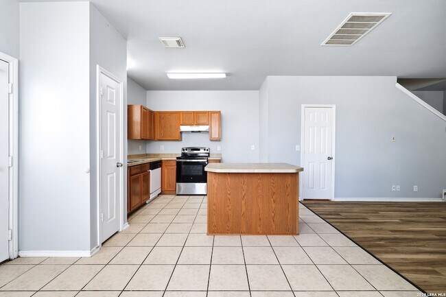 Building Photo - 10302 Lateleaf Oak