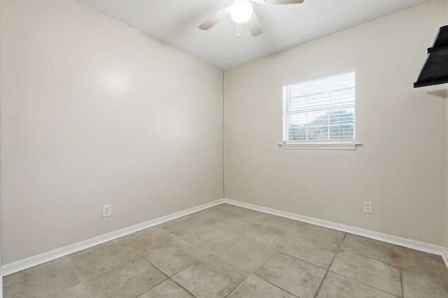Building Photo - 3 bedroom in Mary Esther Heights!