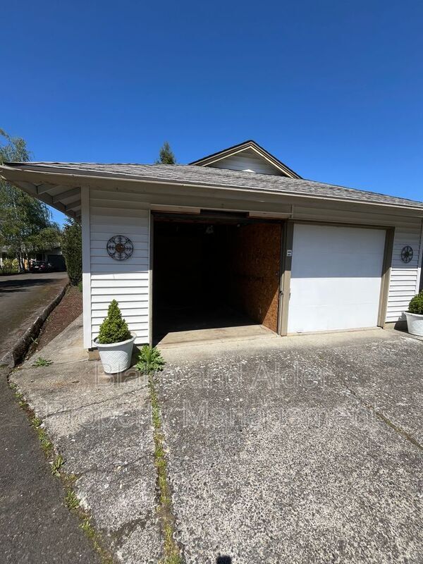 Building Photo - 5531 SW Lombard Ave