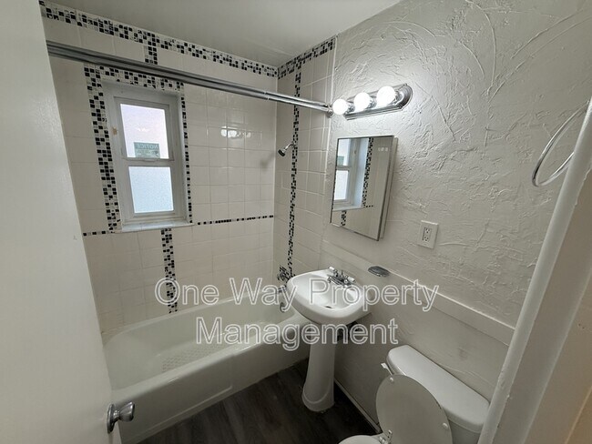 Building Photo - 1012 8th St