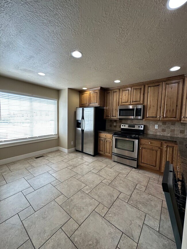 Building Photo - Dog friendly 3 Bedroom 2.5 Bath town home in Provo.