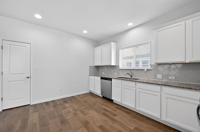 Building Photo - 221 Arabian Colt Dr