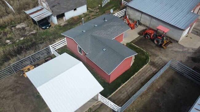 Building Photo - 1 bedroom 1 bath- Home All utilities included. Pet Friendly!