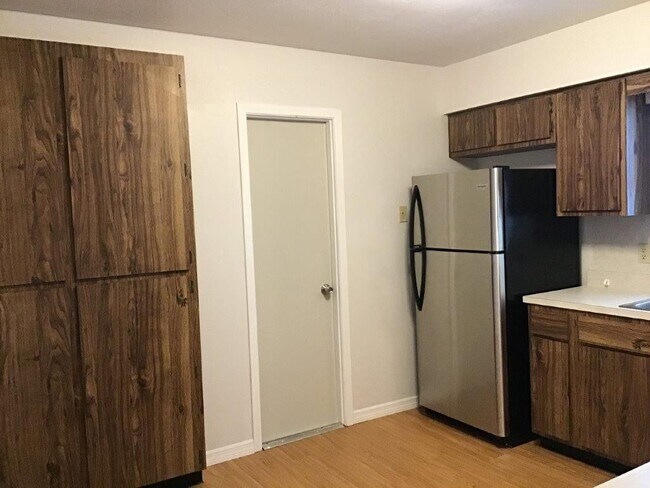 Building Photo - 717 Denton Rd