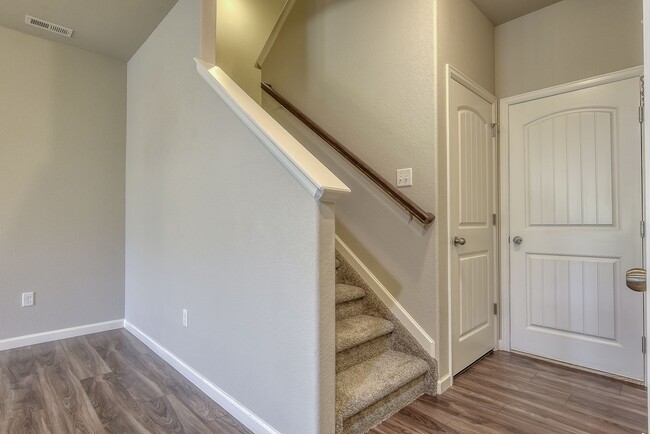 Building Photo - Beautiful Townhome!