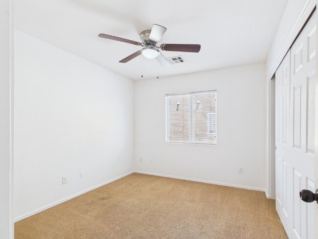 Building Photo - Spacious Heartland Ranch Beauty