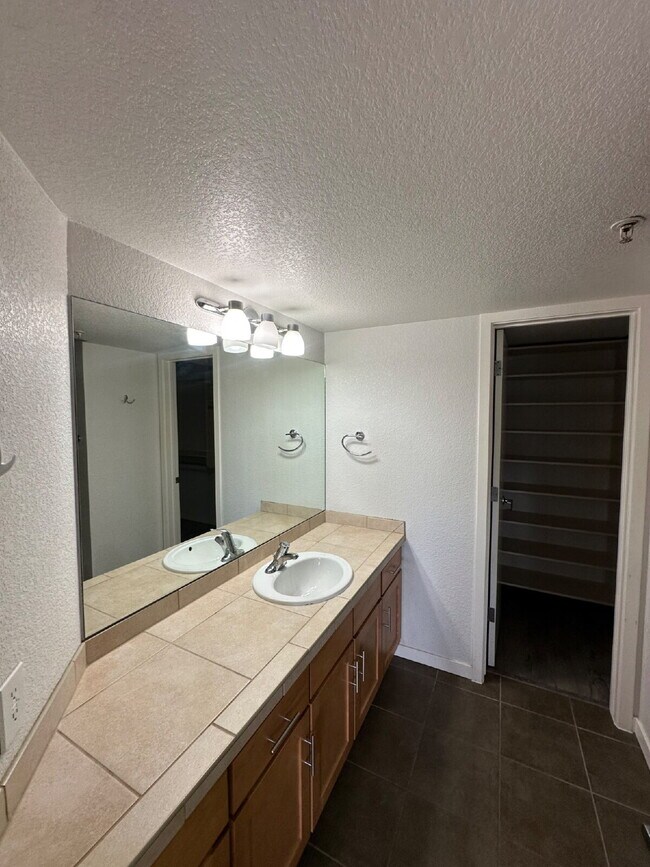 Building Photo - Now Available! Private room in 3 bed / 2 bath condo