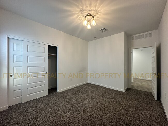 Building Photo - 11112 S Weismann Dr