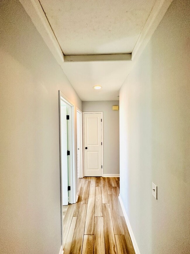 Building Photo - Welcome To Your Upgraded Oak View Home!