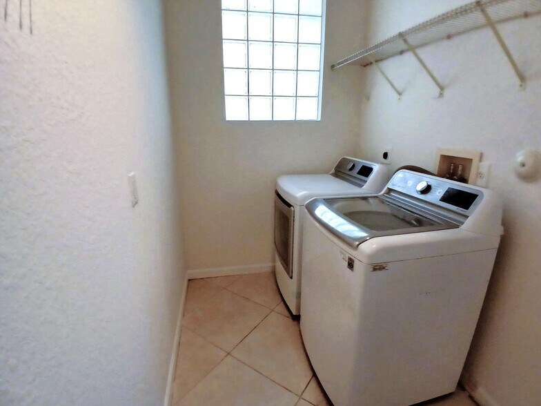 Building Photo - 1171 W Magnolia Cir