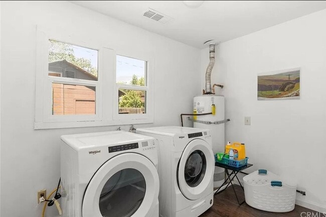 Building Photo - Charming 3-Bedroom Downtown Home with Back...