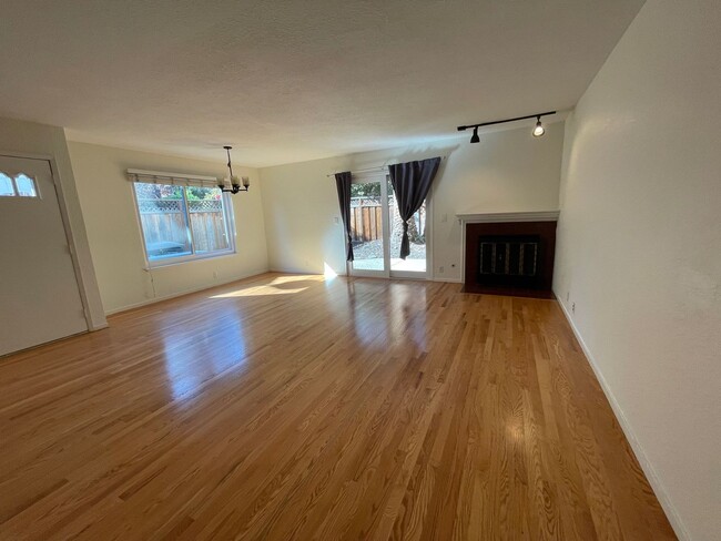 Building Photo - Gorgeous Mt. View townhome with garage, EV...