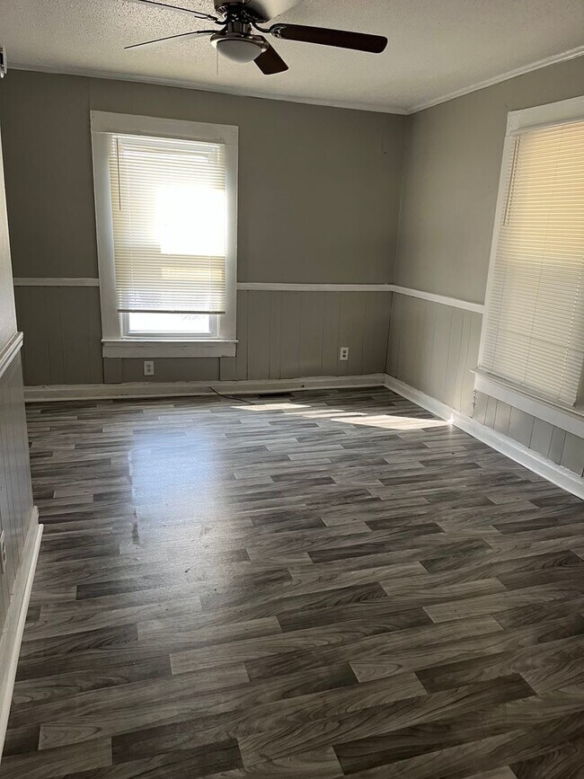 Building Photo - SPACIOUS 3/2 HOUSE!