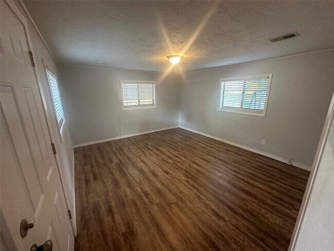 Building Photo - 13258 Bluff View Dr