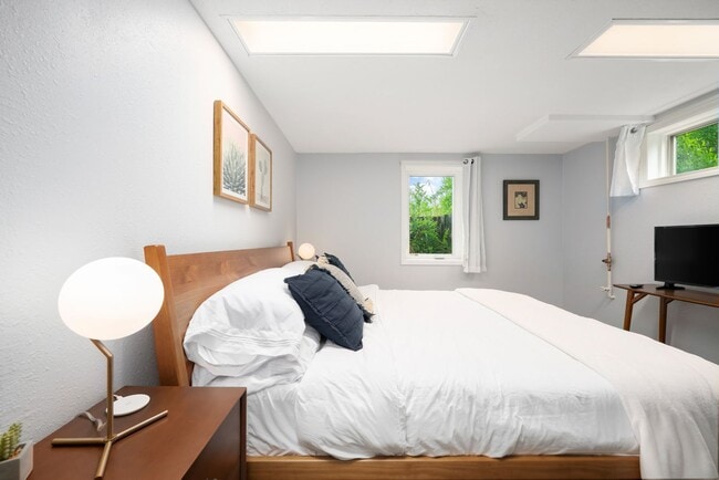 Building Photo - Golden Duplex > Unit is fully furnished feels like NEW!