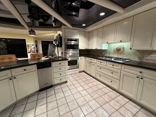 Building Photo - 19 Bronco Dr