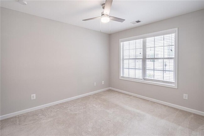 Building Photo - 5660 Crest Hill Dr NE